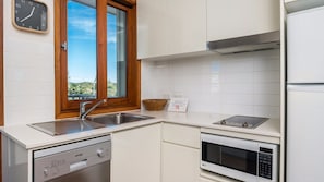 Kühlschrank, Mikrowelle, Geschirrspüler, Toaster