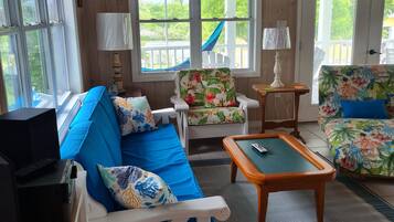 Télévision, lecteur de DVD, livres, vidéothÚque