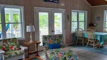 Télévision, lecteur de DVD, livres, vidéothÚque