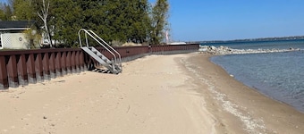 Charming Northport home on Lake Michigan. Fire pit. Pet ok.