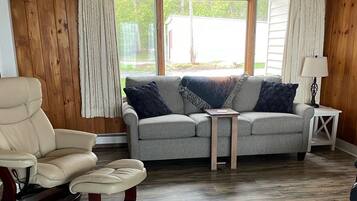 Una Smart TV, una chimenea, un reproductor de DVD, libros