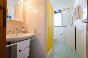 Dusche, Haartrockner, Bidet, Handtücher