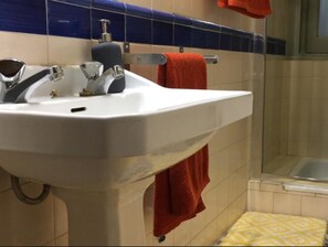 Shower, free toiletries
