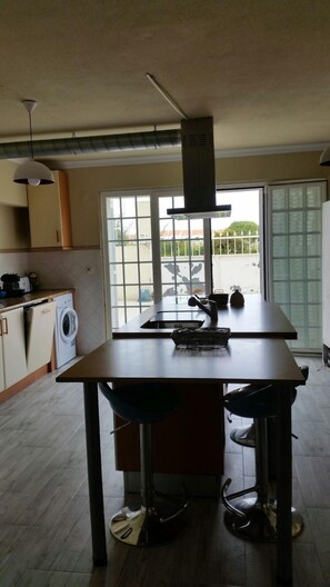 Refrigerador, microondas, horno, placa de cocina