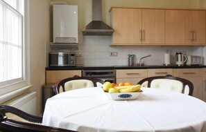 Fridge, microwave, oven, stovetop - Beautiful , stylish apartment in Leamington Spa (Leamington Spa)