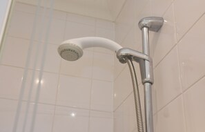 Articles de toilette écologiques, sèche-cheveux, serviettes fournies