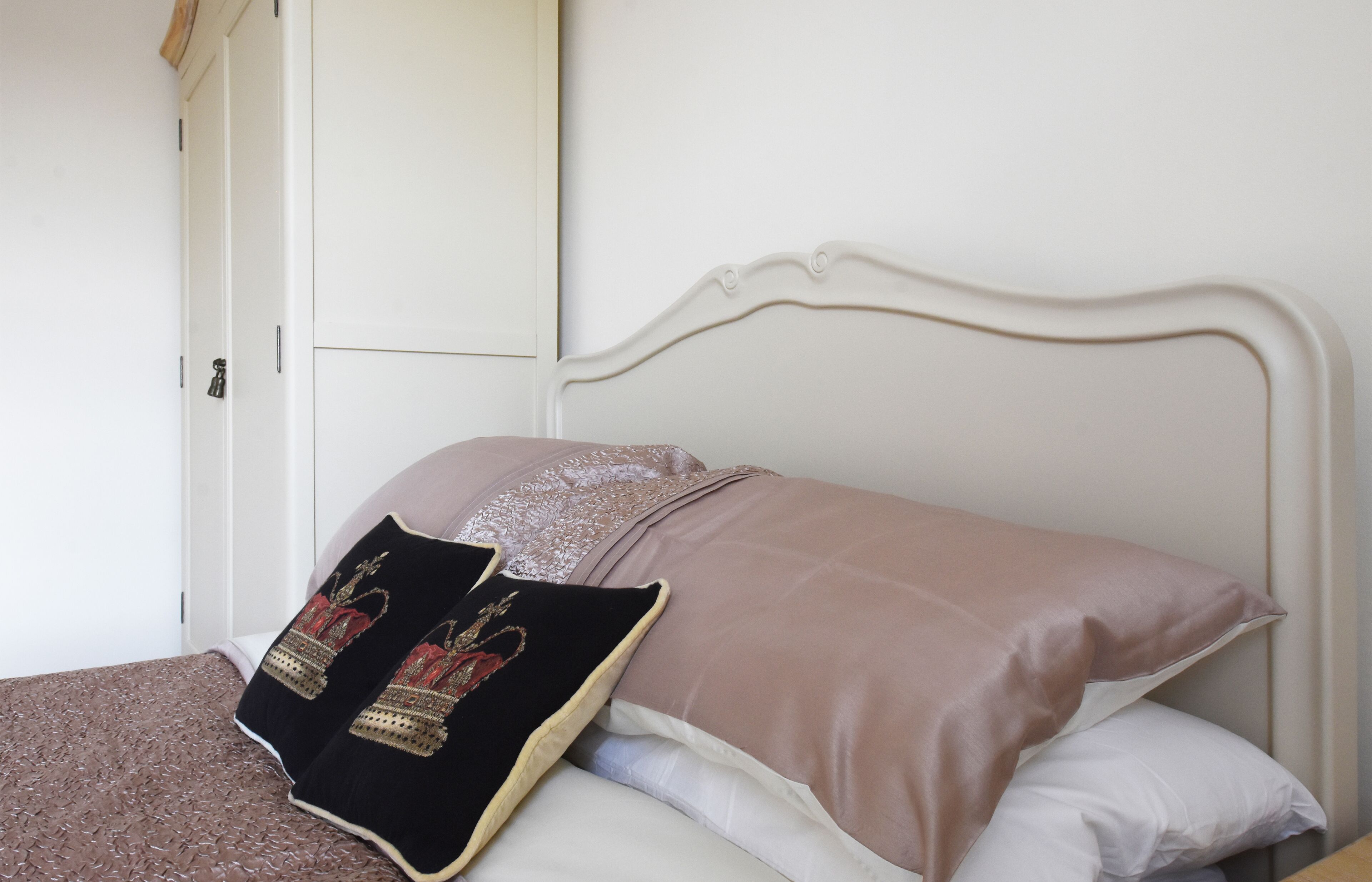 1 soverom, skrivebord, strykejern/-brett og reiseseng for barn