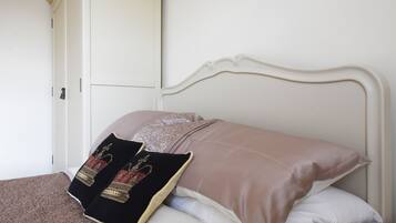 1 makuuhuone, työpöytä, silitysrauta/-lauta, vauvan matkasänky