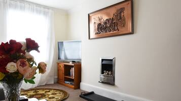 Älytelevisio, DVD-soitin, kirjoja, työhuone