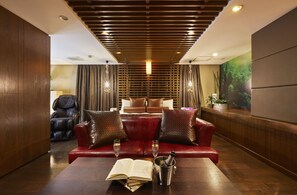 Premium bedding, down comforters, memory foam beds, blackout drapes - Hotel Love (Nagoya)