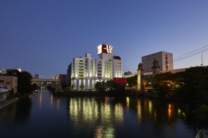 住宿正面 (夜晚)