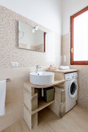 Douche, séchoir à cheveux, bidet, serviettes fournies