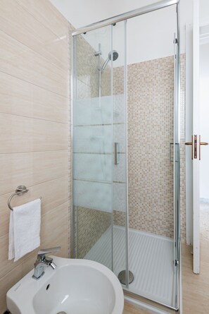 Douche, sèche-cheveux, bidet, serviettes fournies