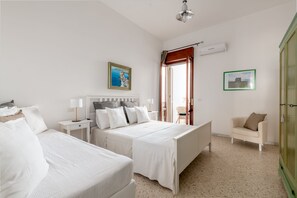 2 chambres, coffre-fort, fer et planche à repasser