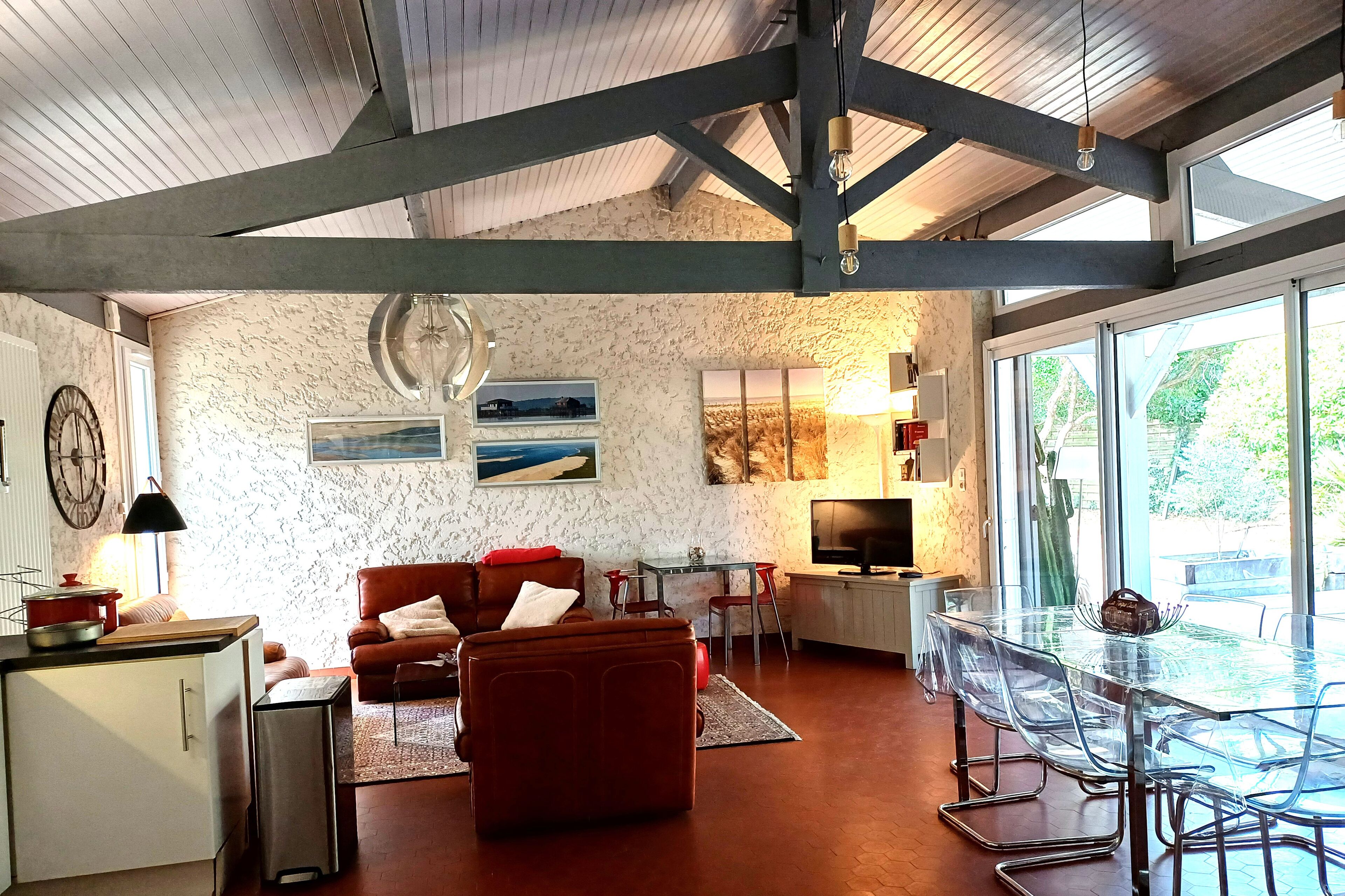 Télévision, cheminée, table de tennis de table, livres