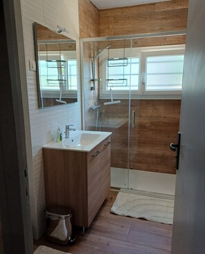 Badkar/dusch, hårtork, handdukar och toalettpapper