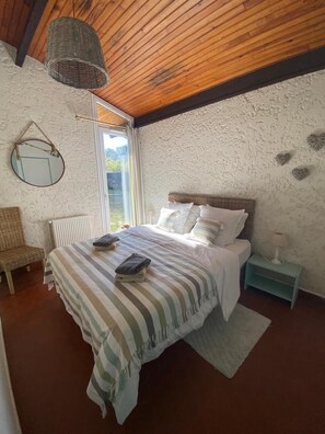 4 makuuhuonetta, silitysrauta/-lauta, ilmainen Wi-Fi, vuodevaatteet