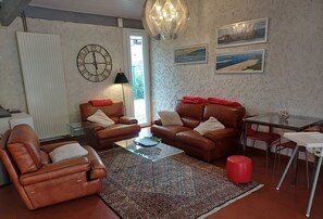 TV, caminetto, tavolo da ping pong, libri