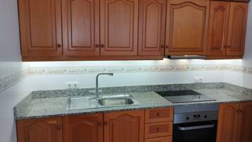 Frigorifero, microonde, forno, piano cottura