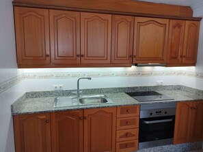 Køleskab, mikrobølgeovn, ovn, kogeplade