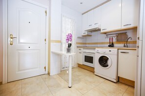 Een koelkast, een microgolfoven, een oven