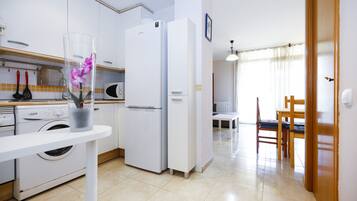 Frigorífico, microondas, horno y cafetera o tetera