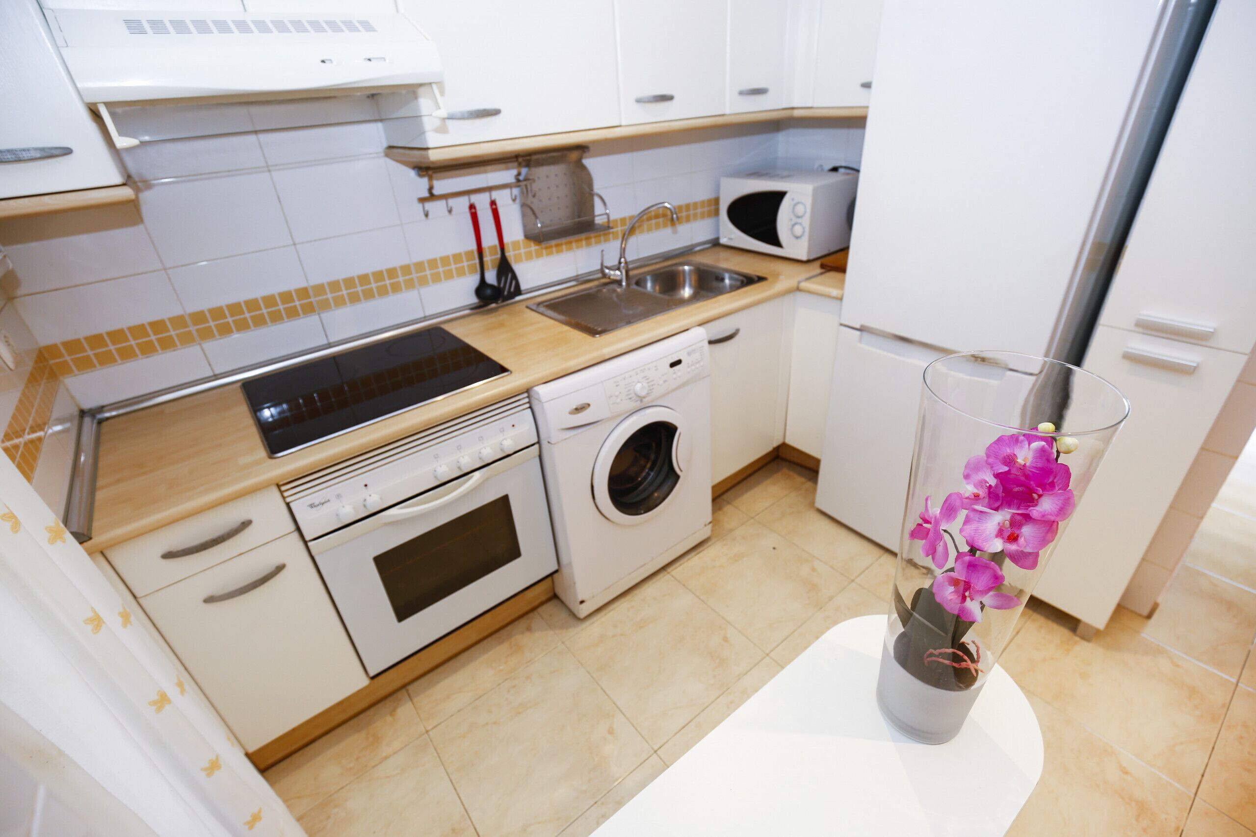 Kühlschrank, Mikrowelle, Ofen, Wasserkocher mit Kaffee-/Teezubehör