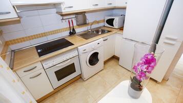 Een koelkast, een microgolfoven, een oven