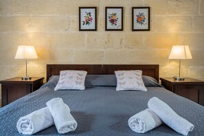 3 habitaciones, tabla de planchar con plancha y cuna de viaje 