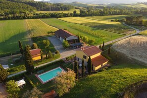A large estate with multiple buildings, a swimming pool, and expansive green fields. - Villa in the countryside of Volterra with private pool. Panoramic, quiet and ideal for visiting Tusc (Volterra)