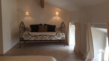 2 bedrooms, in-room safe, iron/ironing board, free WiFi