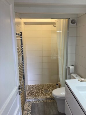 Dusch, hårtork, handdukar och tvål