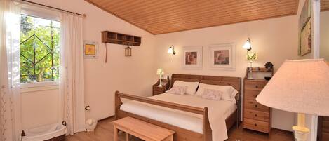 2 bedrooms, soundproofing, iron/ironing board, free WiFi