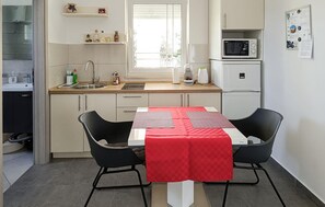 Kühlschrank, Mikrowelle, Herdplatte, Wasserkocher mit Kaffee-/Teezubehör