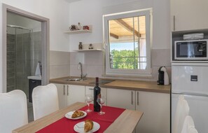 Kjøleskap, kokeplater og kaffetrakter/tekoker