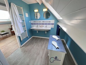 Shower, hair dryer, towels, toilet paper - Villa Perle**** Breathtaking sea view and beach 50 m'away! (Moëlan-Sur-Mer)