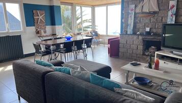 Télévision, lecteur de DVD, baby-foot, livres