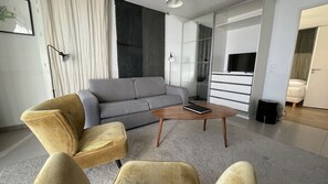 TV - Beautiful apartment for 4 people with parking, near Cité du Vin (Bordeaux)