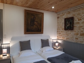 1 chambre, coffres-forts dans les chambres, fer et planche à repasser