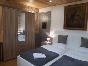 1 chambre, coffres-forts dans les chambres, fer et planche à repasser