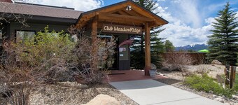 Private vacation home 5 bedroom, pet friendly & clubhouse amenities