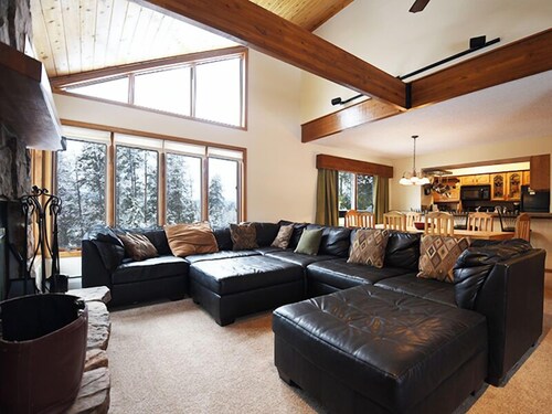 Private vacation home 5 bedroom, pet friendly & clubhouse amenities