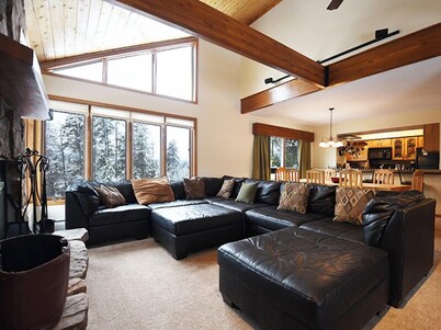 Private vacation home 5 bedroom, pet friendly & clubhouse amenities