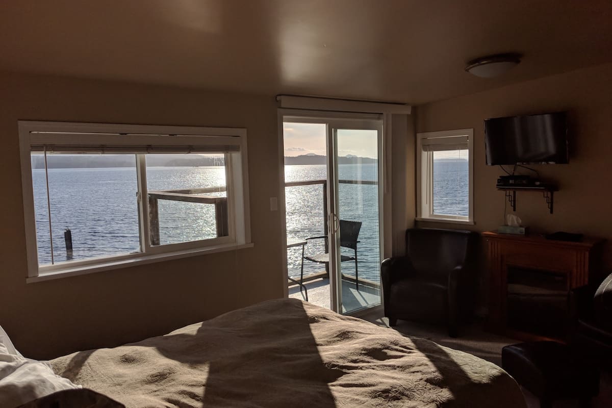 romantic getaway (no pets) | 1 bedroom, free wifi, bed sheets