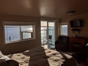 Romantic Getaway (No Pets) | Free WiFi, bed sheets - Nimpkish Hotel (Alert Bay)