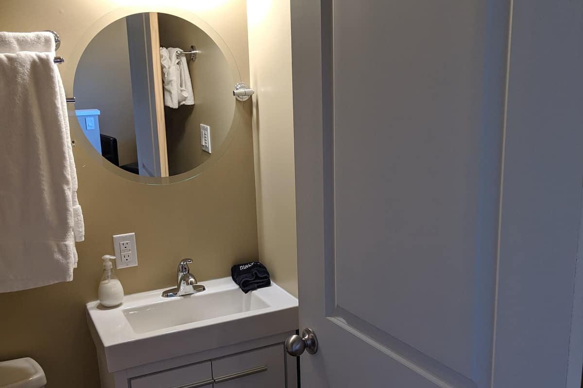 seastar room (pet friendly) | bathroom | free toiletries, hair dryer, towels, soap