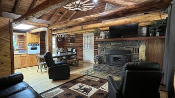 Smart TV, chimenea, reproductor de DVD, libros