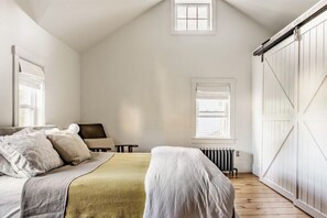 3 bedrooms, iron/ironing board, WiFi, bed sheets - Relaxing Chic Home off Main St with Hot Tub & Chef's Kitchen (Beacon)
