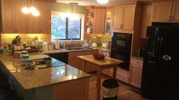 Geladeira, micro-ondas, fogão, cooktop