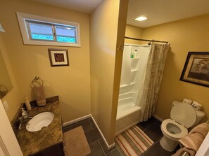 Regadera, toallas, jabón, shampoo 